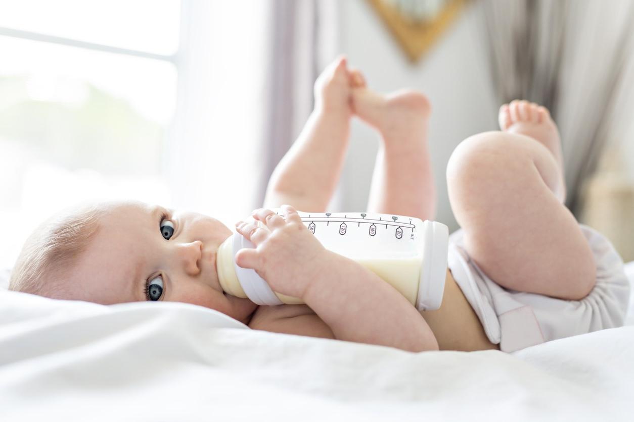 宝宝抱奶瓶