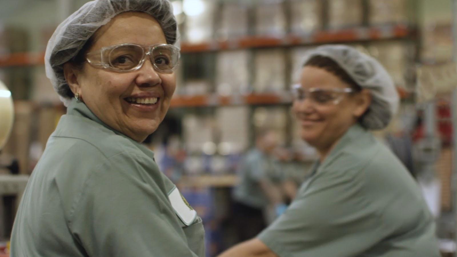 两个女人在仓库里包装环保清洁博彩平台推荐