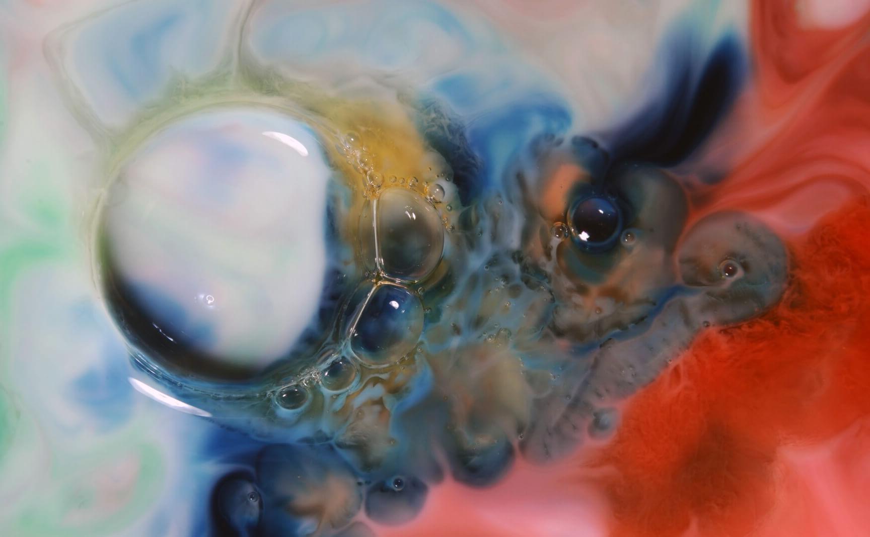 Soapy chemical bubbles with dyes