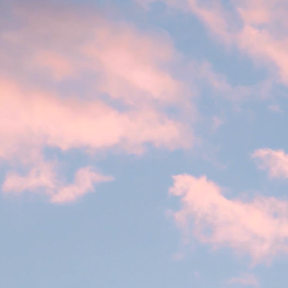 蓝蓝的天空上飘着粉红色的云