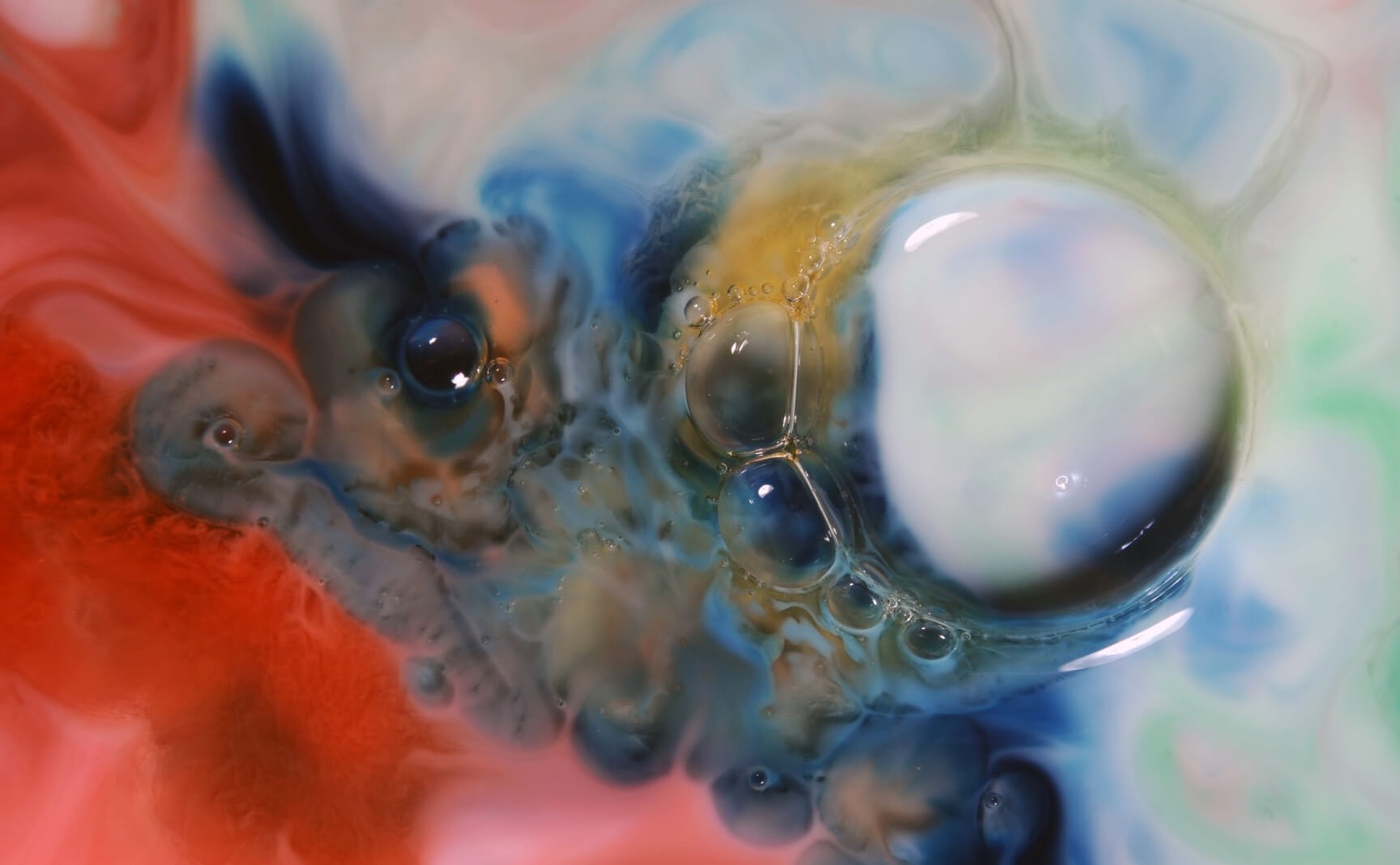 Soapy chemical bubbles with dyes