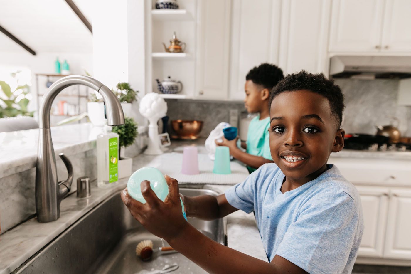 Children washing dishes